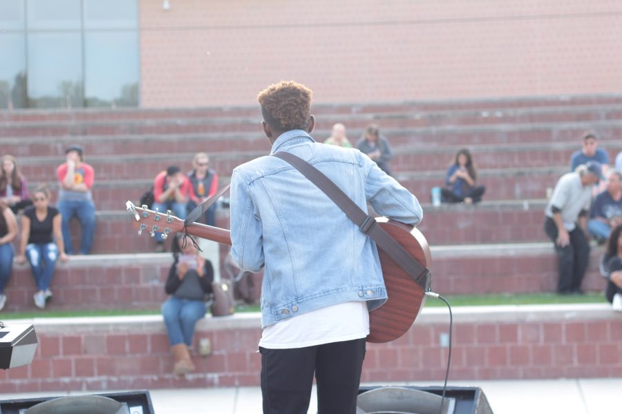 Lee Jean Jr. plays in front of students in the west campus amphitheater.