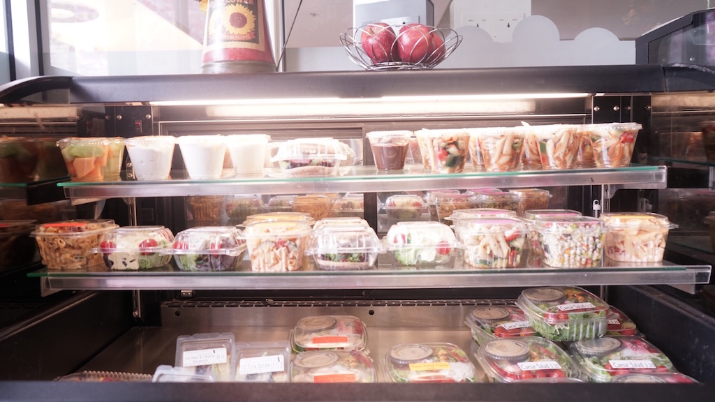 To eat healthier, students should prepare meals at home the night before, a Giant Food nutritionist says.
