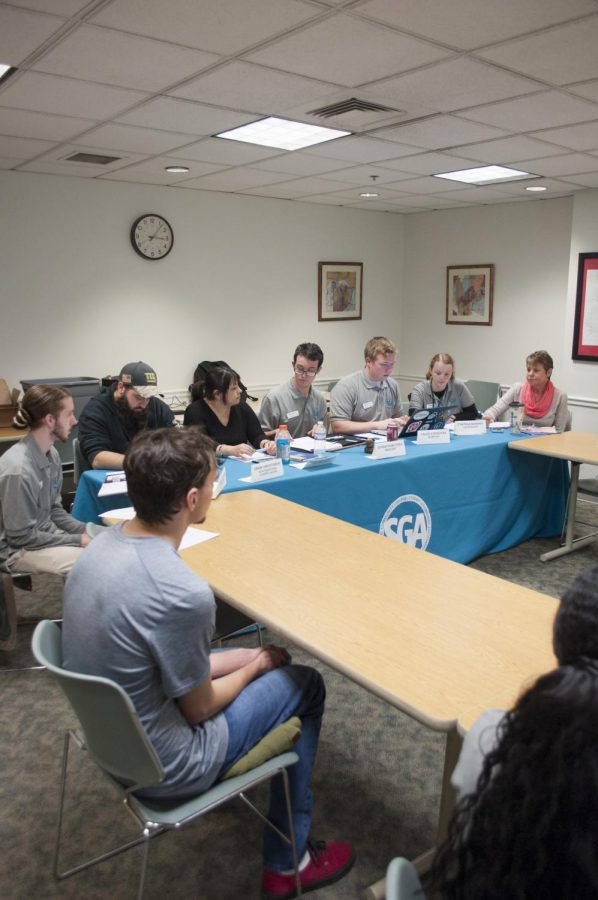 SGA members say monthly mandatory Advisory Council meeting attendance is low