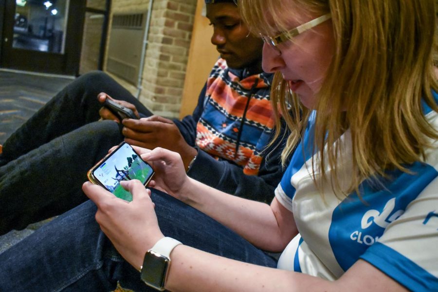 Gerald M. Maravanyika, a first-year engineering student, and Roxanne Ready, Campus Current’s editor-in-chief, play “Fortnite Battle Royale” in the Humanities building after class. 

