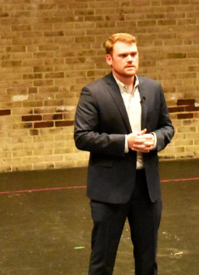 Business banker Andrew Carlson speaks at an annual Business Pitch Competition.