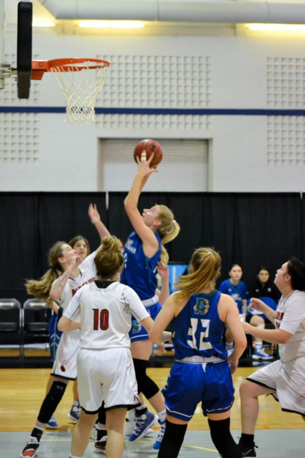 Women’s Basketball center Sarah Healy takes a shot at this season’s national tourna-ment. 