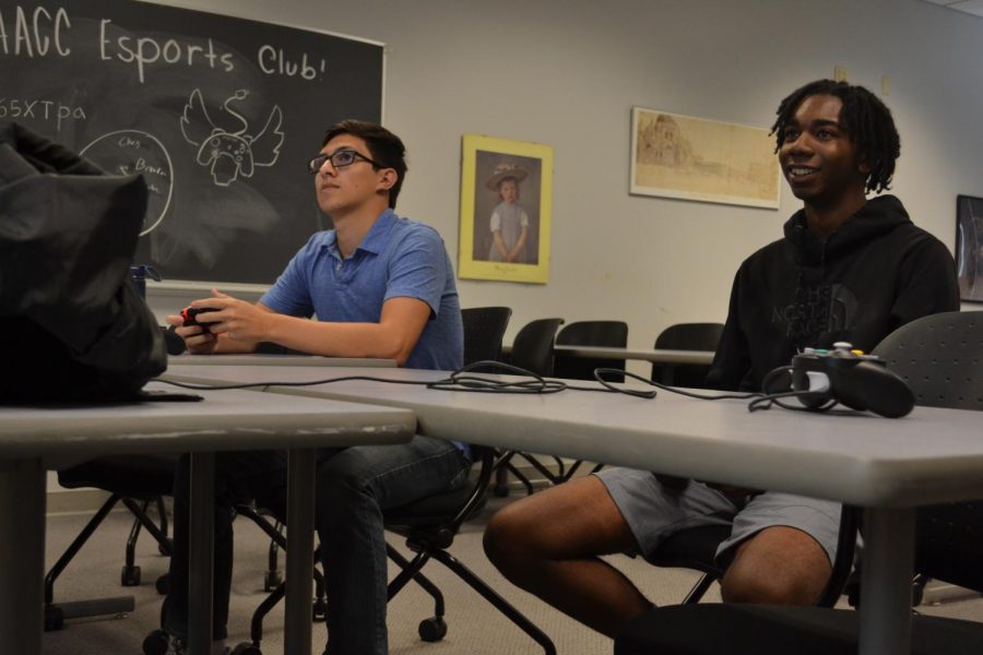 Second-year+wildlife+and+fisheries+student+Brandon+Gebhardt+%28left%29+and+first-year+transfer+studies+student+Luke+Bennett+were+among+the+attendees+to+this+semesters+first+Esports+club+meeting.