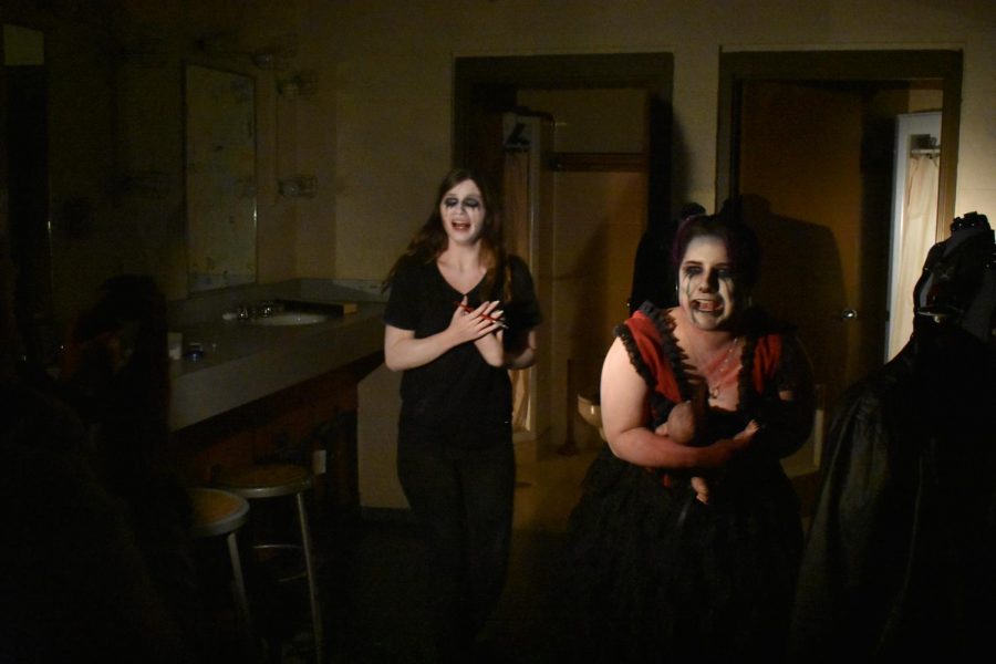 Actors+try+to+scare+students+as+they+walk+through+the+haunted+theater.+