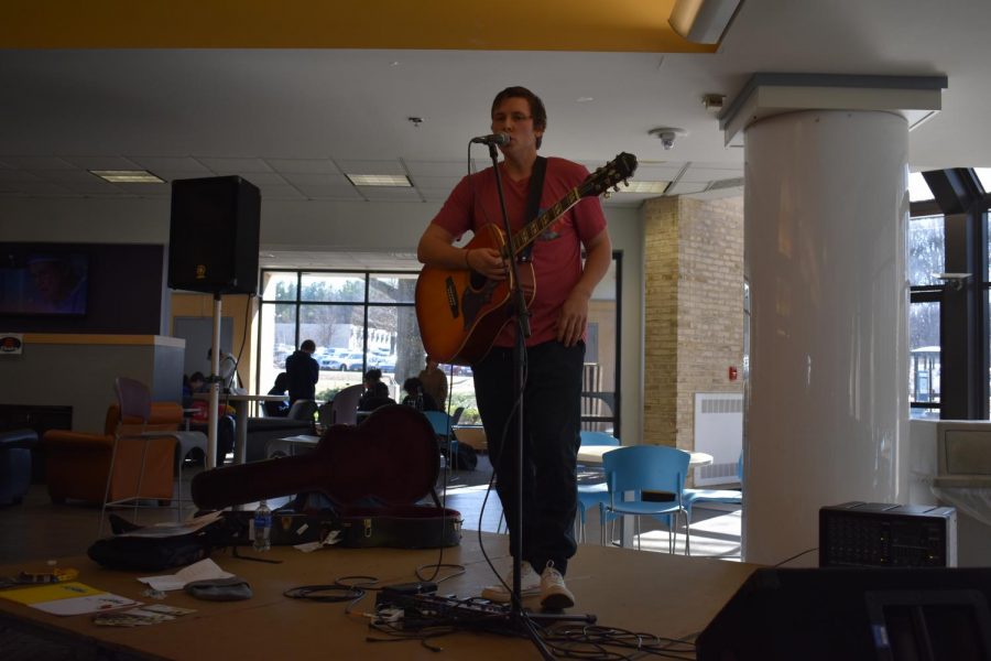 J8ke performs for students in the SUN Dining Hall.