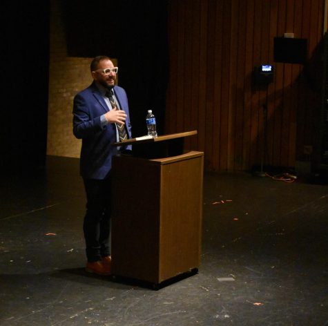 Author speaks to English 101 class at AACC