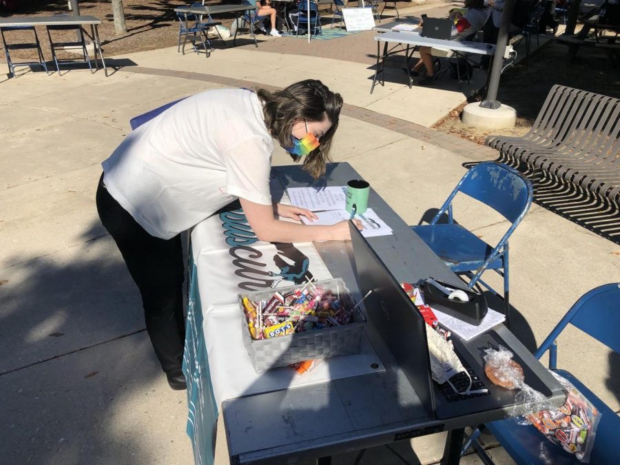 Third-year psychology student Emily Newcomb signs up at the Involvement Fair to volunteer for Campus Current, AACC's student newspaper.