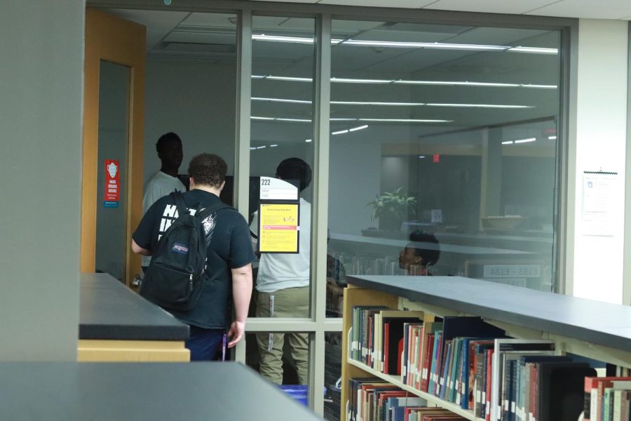 According to library policy, groups have priority over
individuals for study rooms and may ask single users
to leave a room.