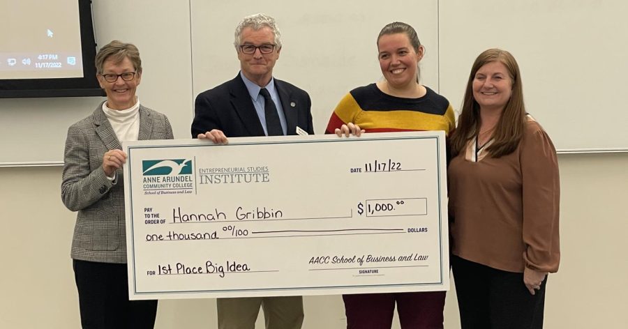 First-year+entrepreneurship+student+Hannah+Gribbin+claims+first+prize+for+her+business+idea+at+the+13th+annual+Big+Idea+competition.+