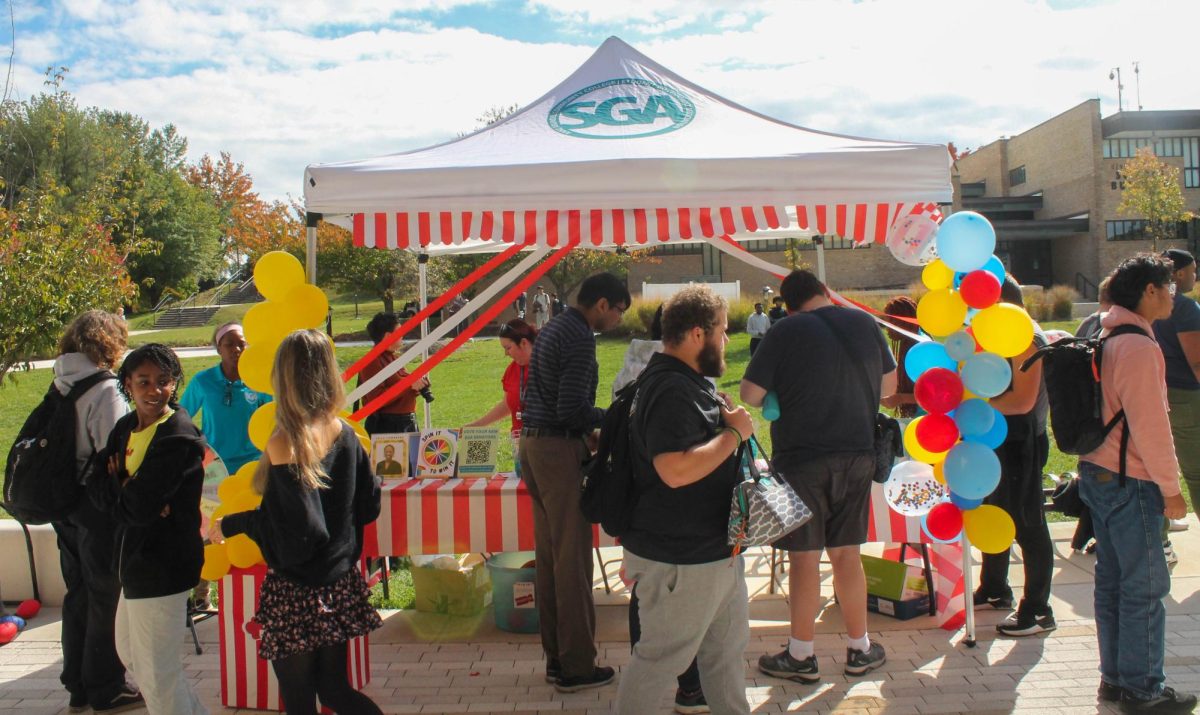 Students+gathered+in+front+of+the+Health+and+Life+Sciences+Building+for+a+carnival+where+they+competed+for+prizes.