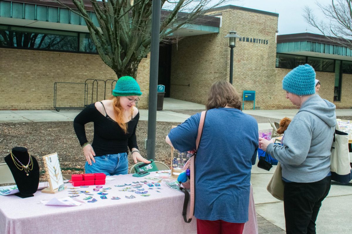 First-year+radiology+student+Olivia+Keir+runs+a+pop-up+shop+on+the+Quad.